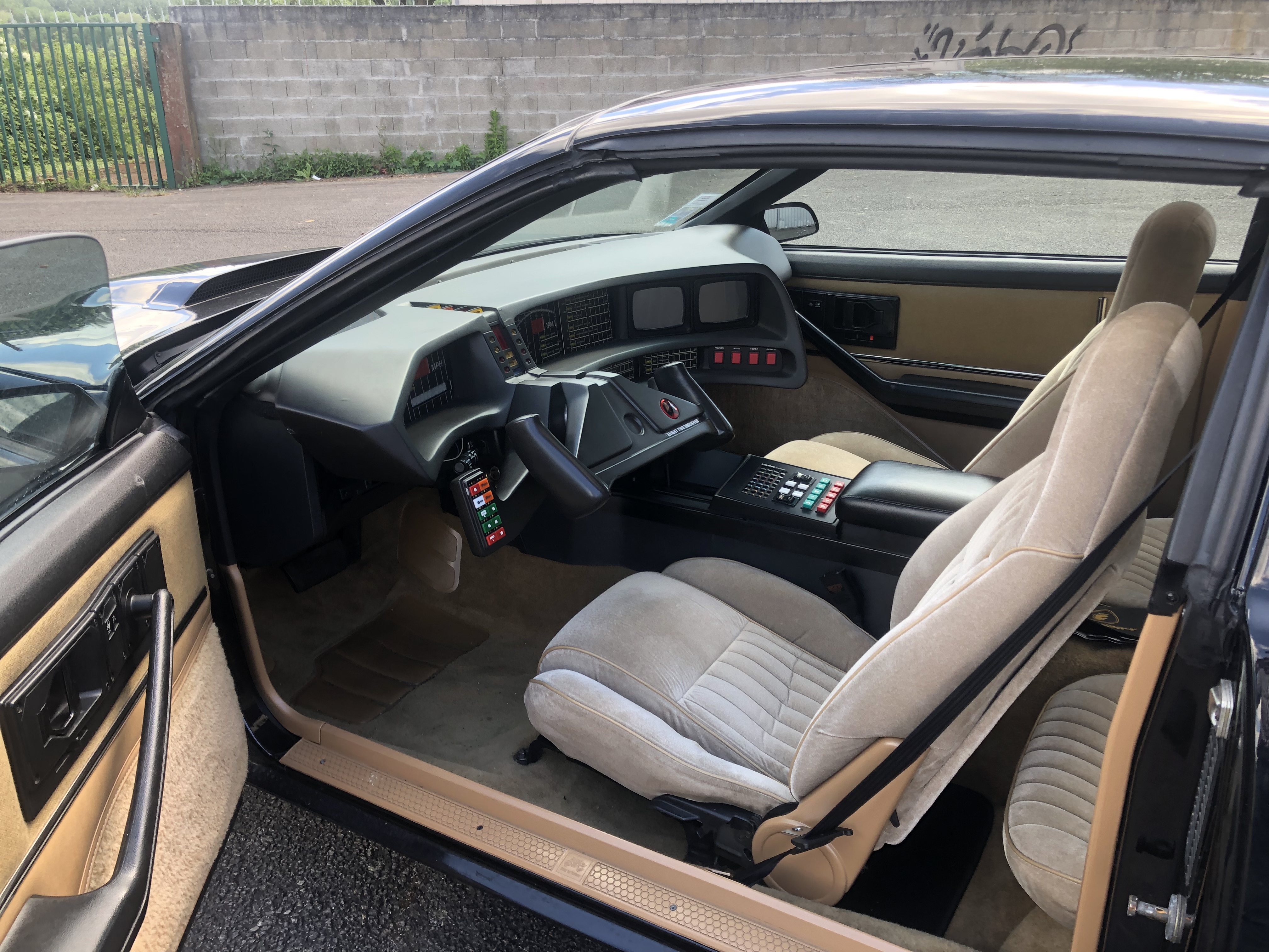 pontiac-firebird-transam-essence-annee-1982-prix-sur-demande
