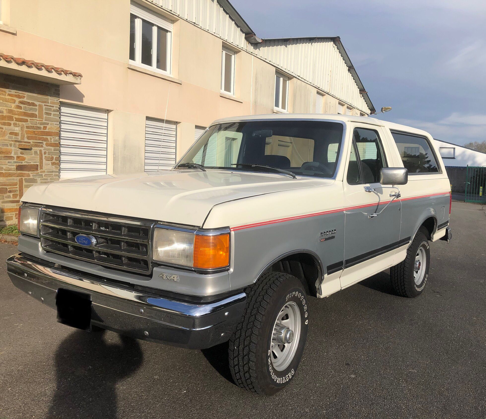 ford-bronco-essence-annee-1990-26-900