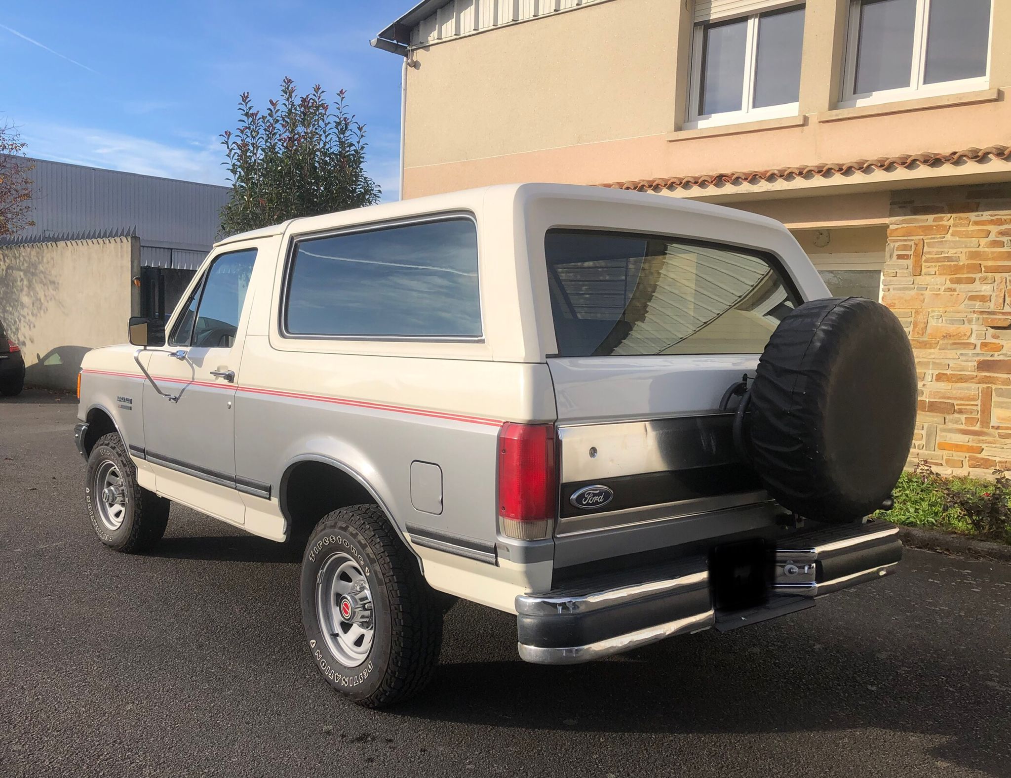 ford-bronco-essence-annee-1990-26-900