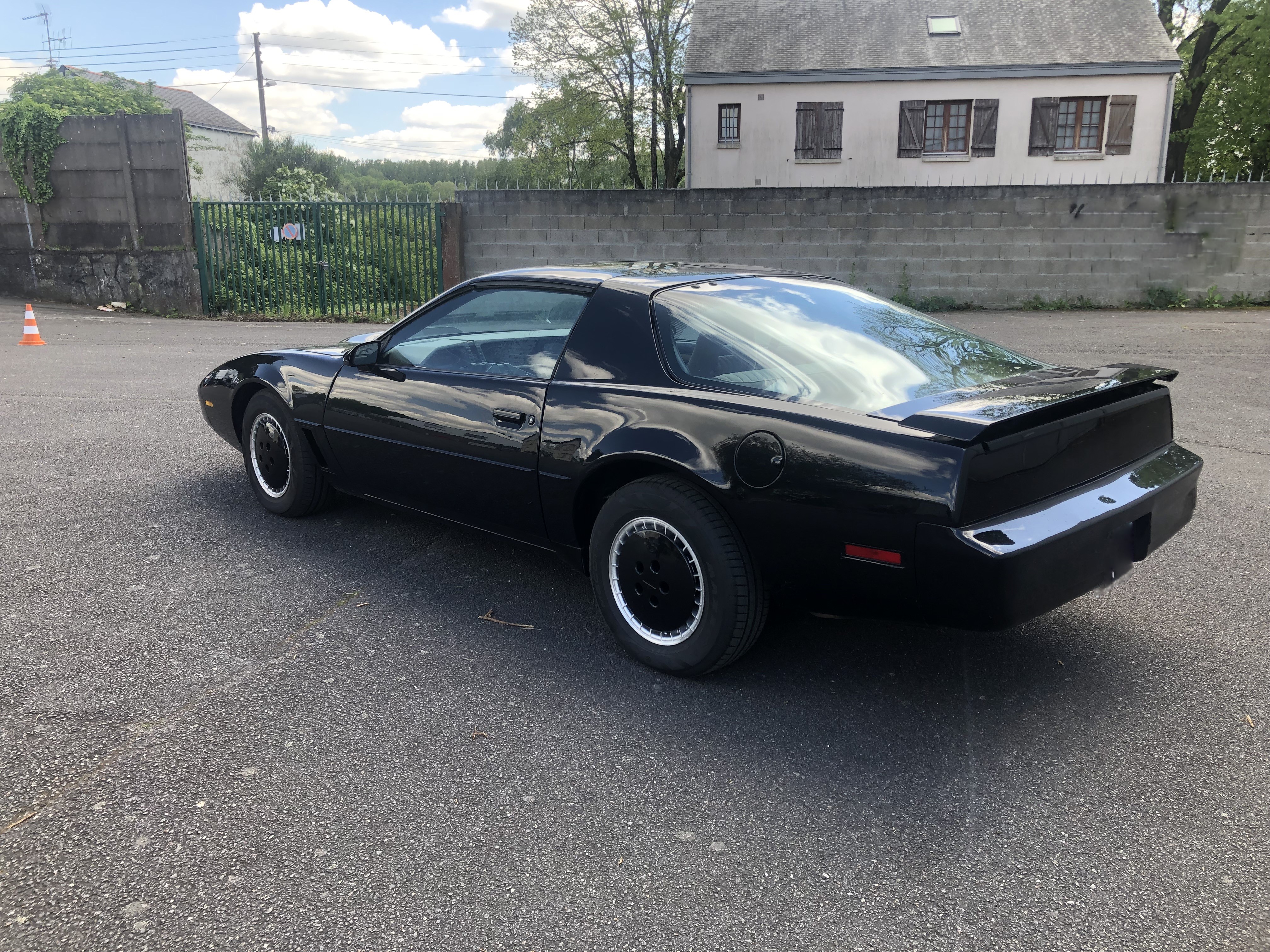 pontiac-firebird-transam-essence-annee-1982-prix-sur-demande