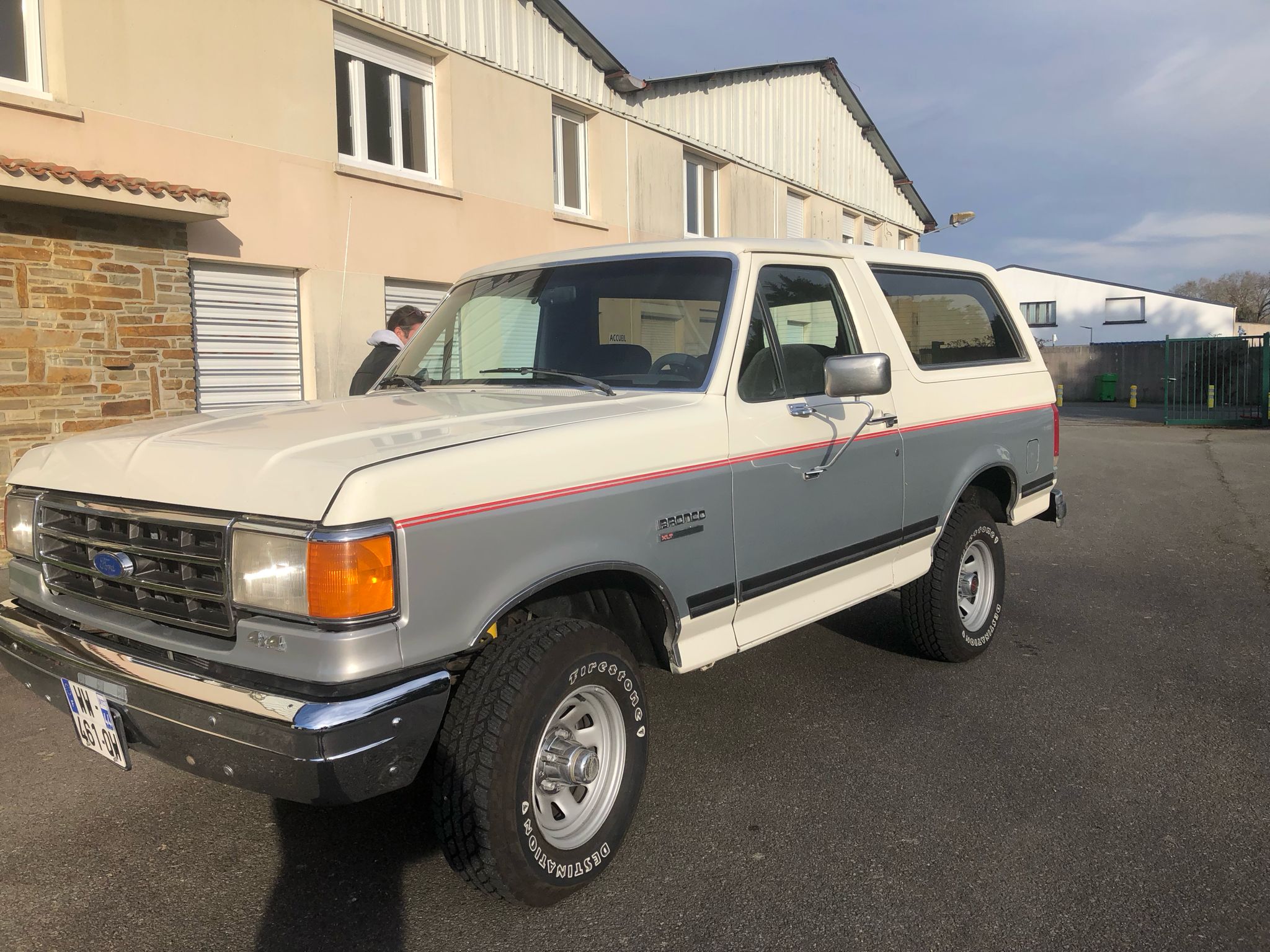 ford-bronco-essence-annee-1990-26-900